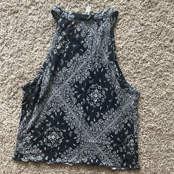 Cute crop top - Picture 2 of 3